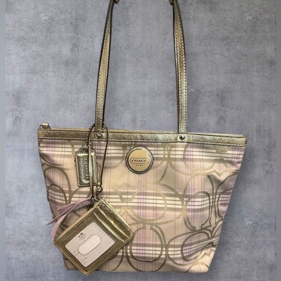 Coach Poppy Tote Bag comes with card holder - Picture 1 of 14